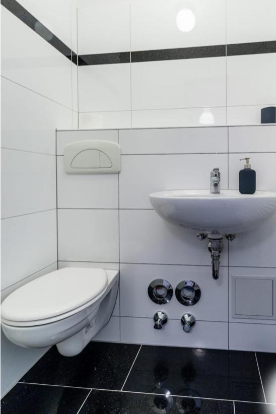 Homefy Oldtown Apartment - 6 People - 2 Bath - Balcony - Top Location Düsseldorf Esterno foto
